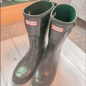 glossy Hunter boots with clasp